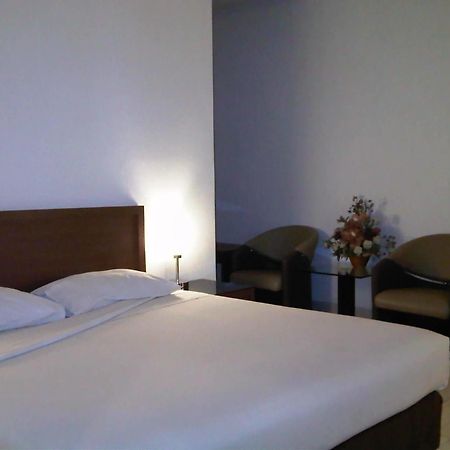 מנאדו Hotel Lucky Inn מראה חיצוני תמונה