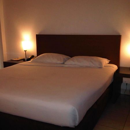 מנאדו Hotel Lucky Inn מראה חיצוני תמונה