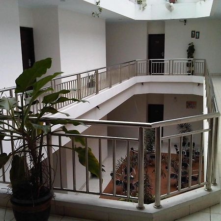 מנאדו Hotel Lucky Inn מראה חיצוני תמונה