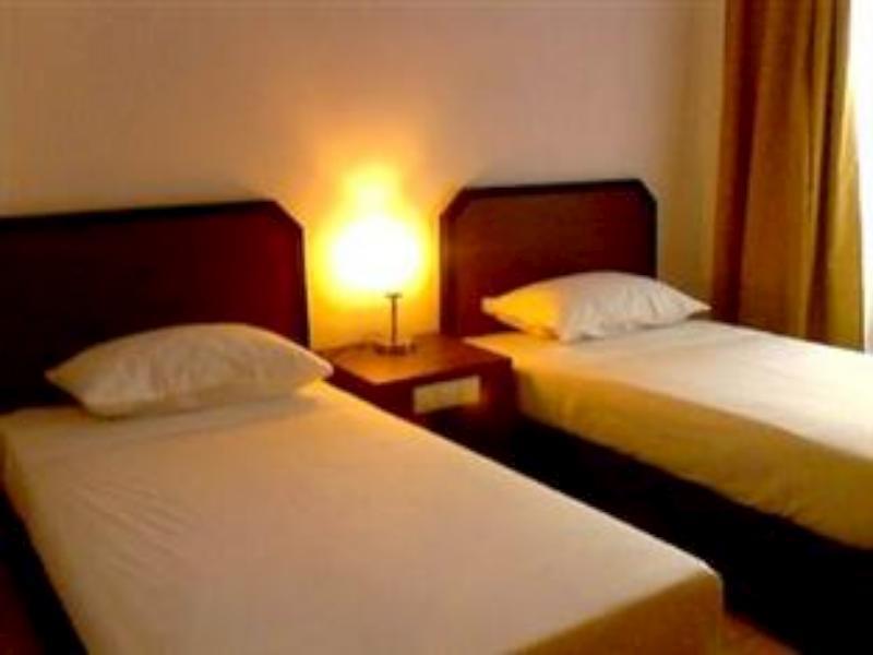 מנאדו Hotel Lucky Inn מראה חיצוני תמונה