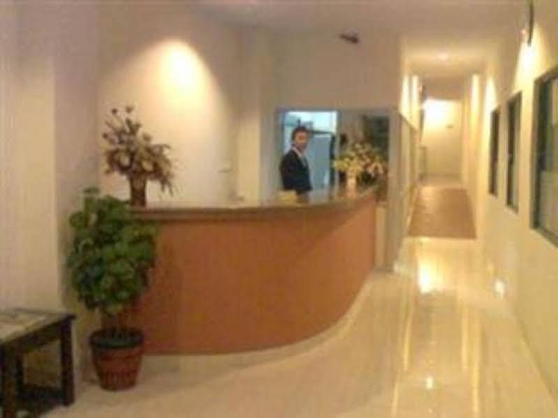 מנאדו Hotel Lucky Inn מראה חיצוני תמונה