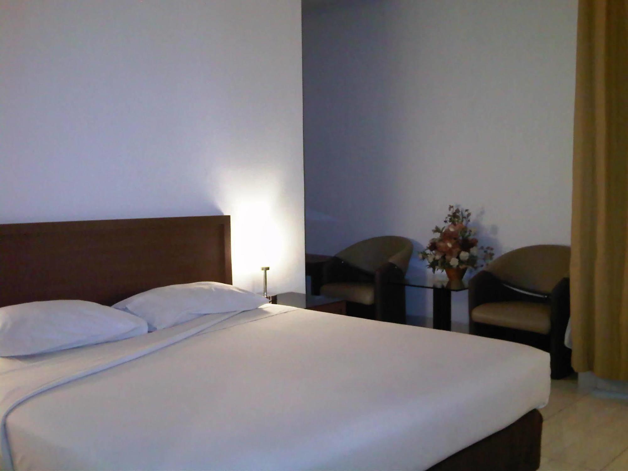 מנאדו Hotel Lucky Inn מראה חיצוני תמונה