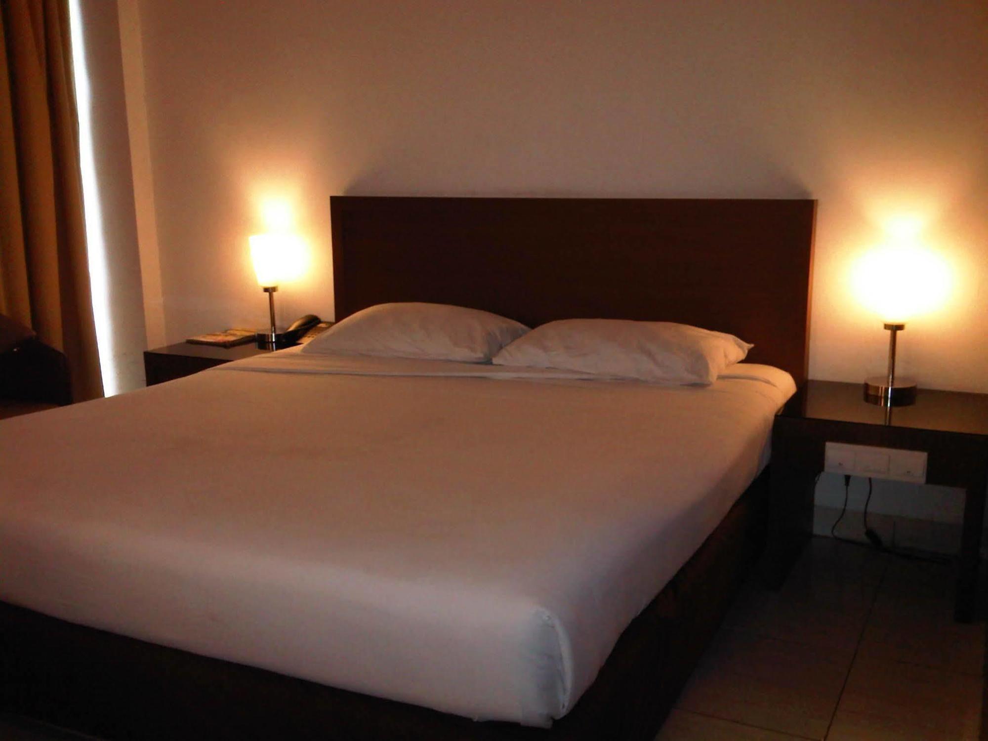 מנאדו Hotel Lucky Inn מראה חיצוני תמונה