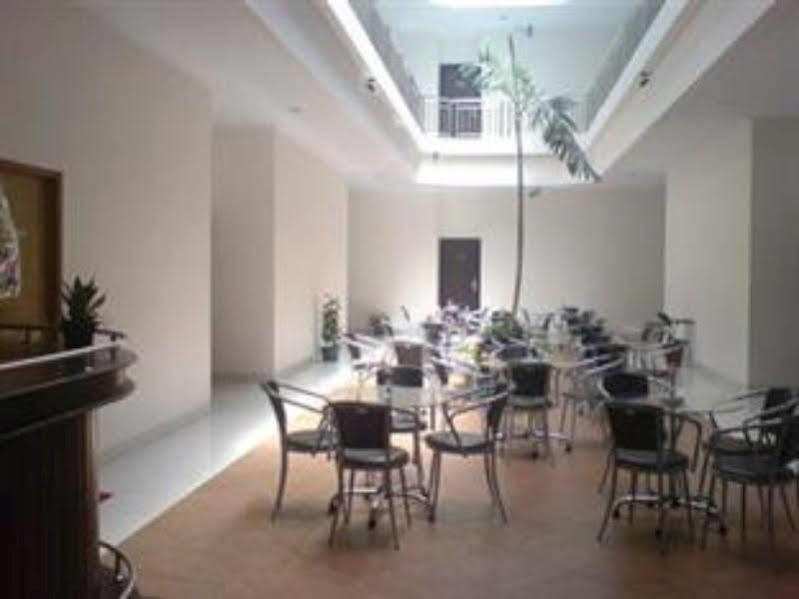 מנאדו Hotel Lucky Inn מראה חיצוני תמונה