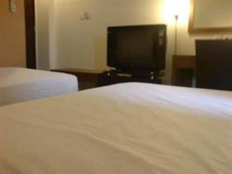 מנאדו Hotel Lucky Inn מראה חיצוני תמונה