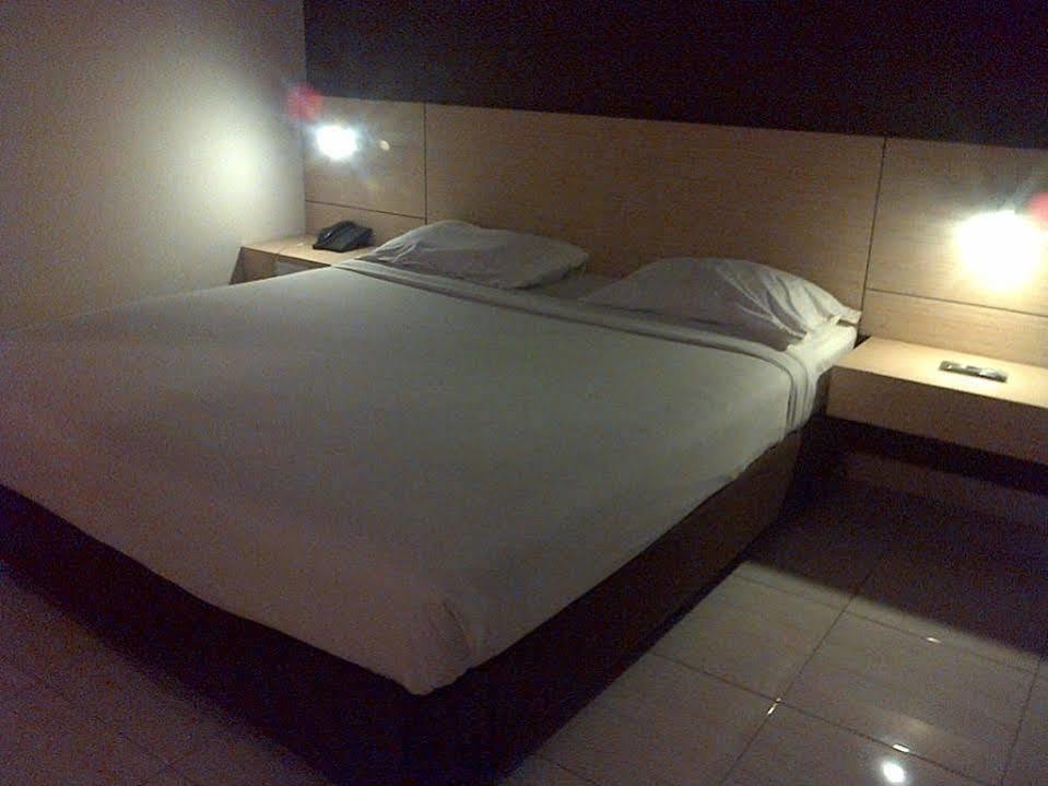 מנאדו Hotel Lucky Inn מראה חיצוני תמונה