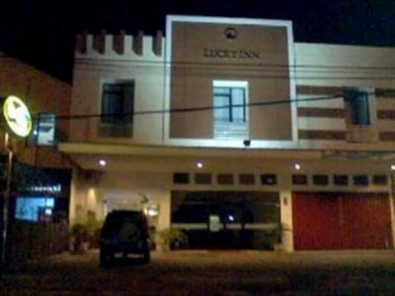 מנאדו Hotel Lucky Inn מראה חיצוני תמונה